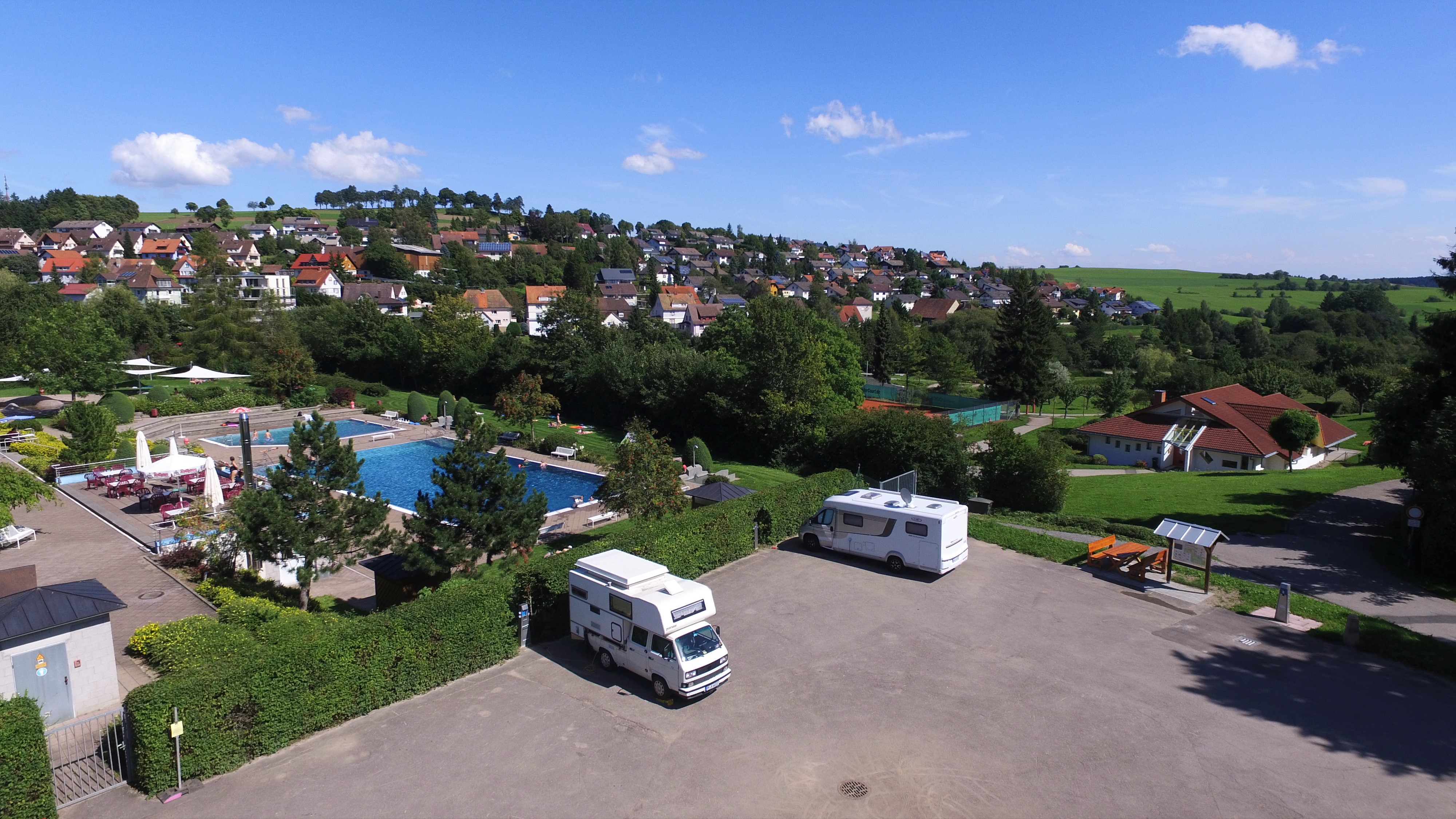 Drohnenbild mit Schwimmbad, Wohnmobilen und großem Wohnmobilstellplatz in Bonndorf