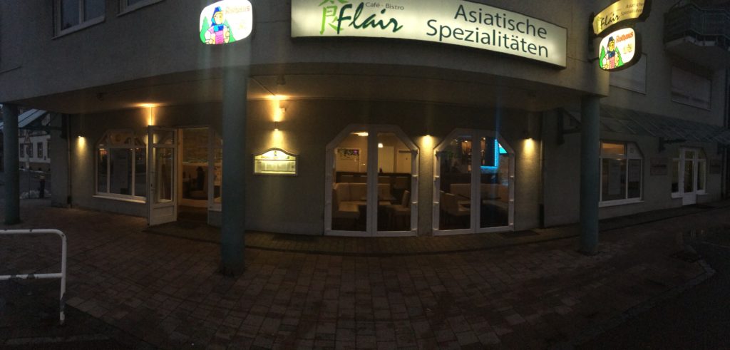Frontansicht Gebäude mit seitlicher Gaststättenbeleuchtung Cafe - Bistro - Flair